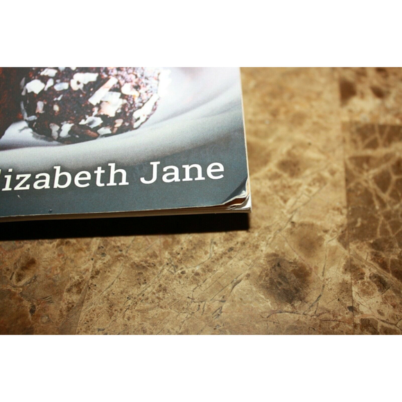 A Year of Fat Bombs: 52 Seasonal Sweet & Savory Recipes  VGC - Picture 4 of 4